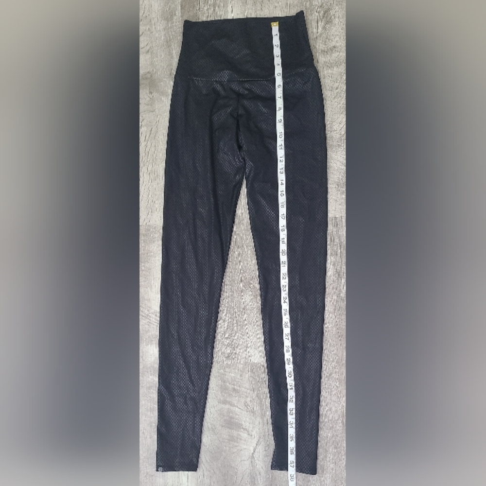 Onzie black shiny leggings, S/M - Picture 4 of 6